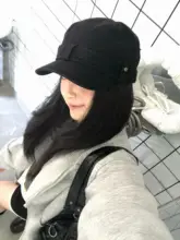 ブラックのベレー帽【レトロデザイン・スタッズ付き・ユニセックス】