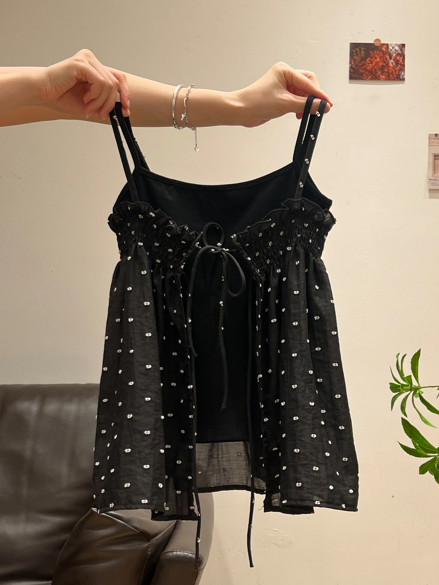 黒トップスと夏のコーデはどちらが勝つ？波点の美背キャミソールが持つ、夏の季節感を変える力とは