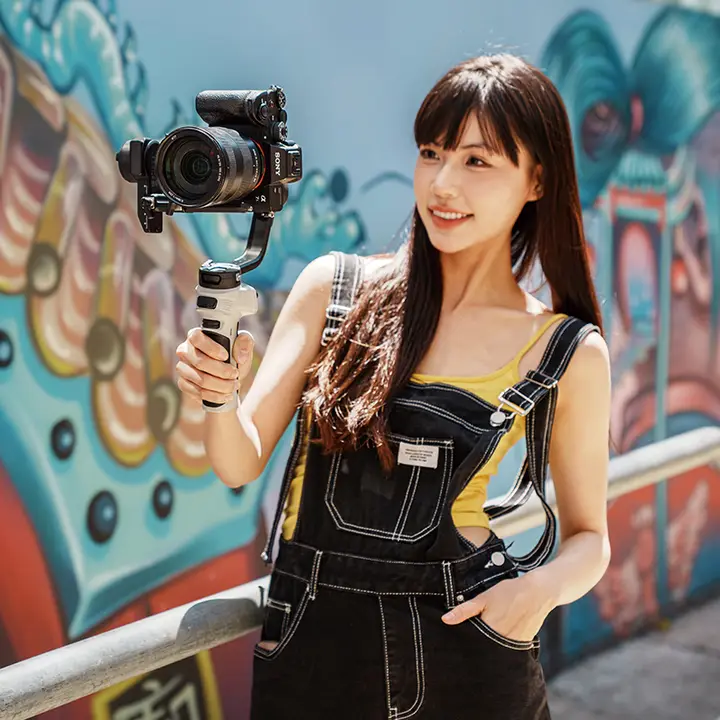 ZHIYUN カメラ用スタビライザー【手持ち雲台・プロ用・防振機能付き】
