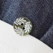 白い葉柄の深緑色ベースシェルボタン【極上の柔らかさ・デザインボタン】