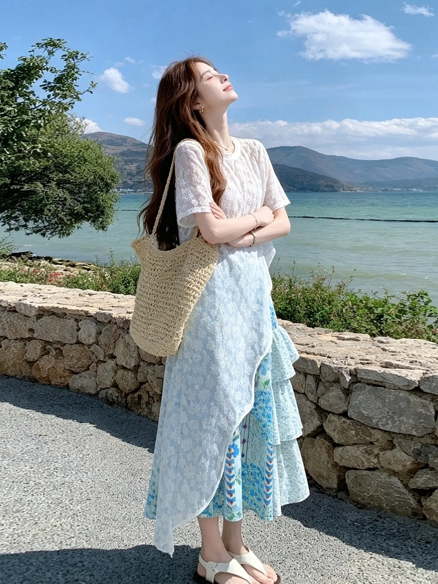 今流行りのファッションで失敗しないコーデは？デザイン性のある不規則レース刺繍トップスとミディスカートのセットアップが答え