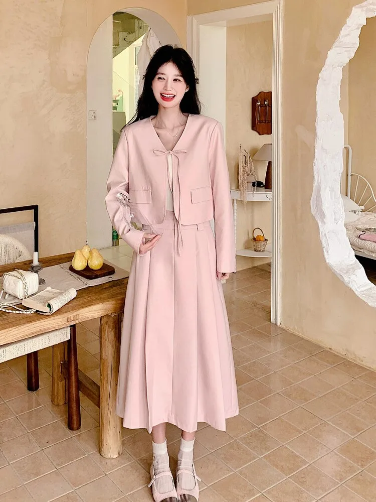 40代女性にぴったりの服は、清純感と優しさを兼ね備えたピンク色スーツから始める？