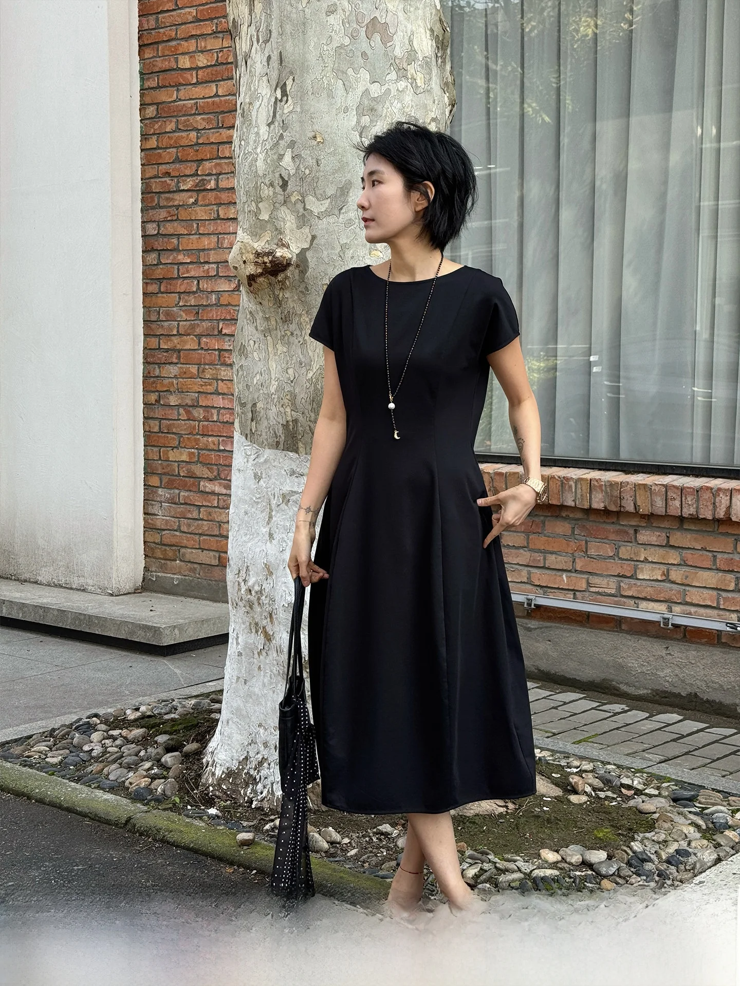 黒いワンピースコーデ 夏にどんなスタイルがおすすめ？厳選5選