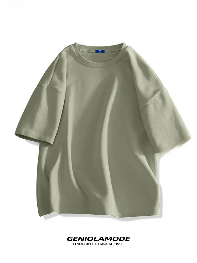 タックインTシャツを選ぶべきタイミングは？メンズのカジュアルスタイルに最適なオリーブグリーンのレトロ風デザインが解き放つ