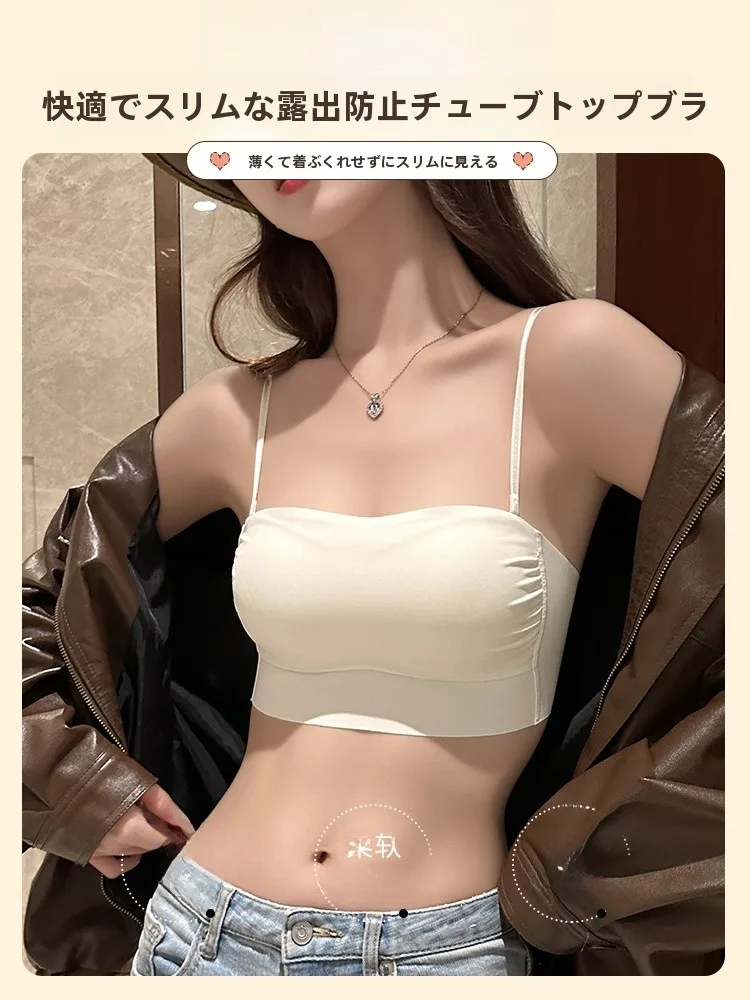 胸元美しく仕上げるブラトップ：薄手ホワイトで防透けの露出防止機能