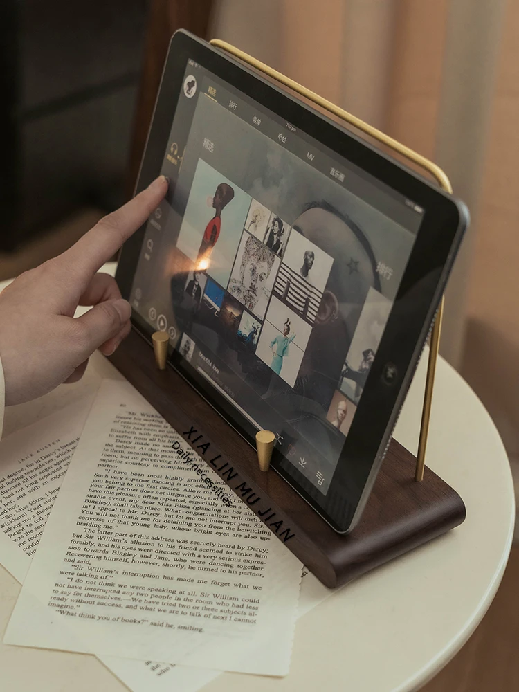 ベッドサイド用木製タブレットスタンド MPJ-0057：シンプルデザインで収納と安定性を両立