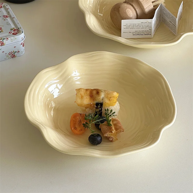 洗練されたデザインのフランス風陶器深皿：乳黄色フリルエッジがサラダやパスタに最適な理由