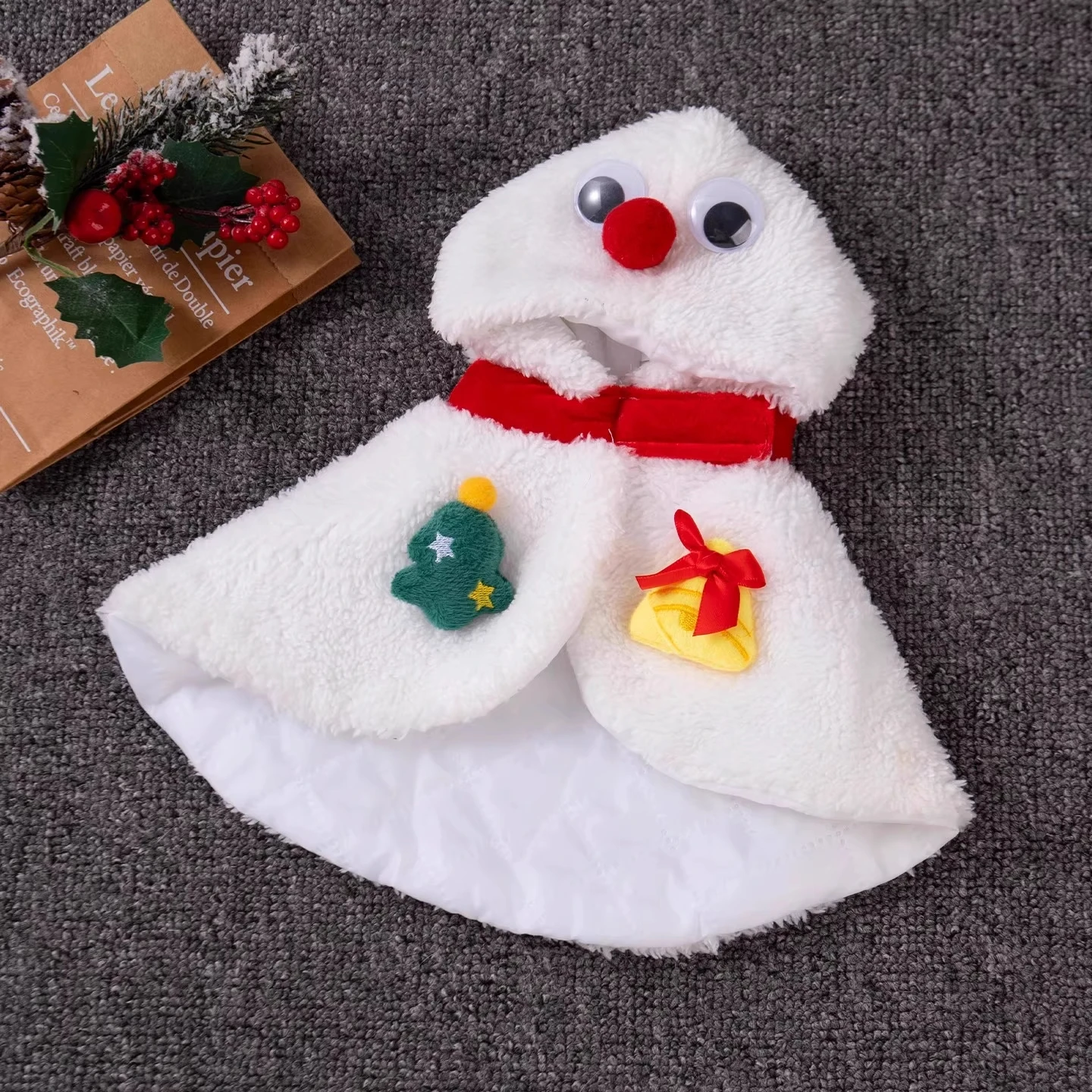 クリスマス犬用ケープ：雪だるまデザインの冬用暖かい装飾付きペット服