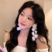 ファー付きホワイトボールタッセルイヤリング【長さのあるユニークなデザイン・女性用】
