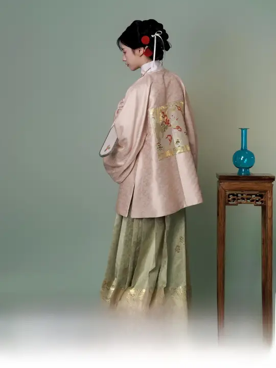 伝統的な交領デザインの女性用漢服【サテン生地・赤色とピンク】