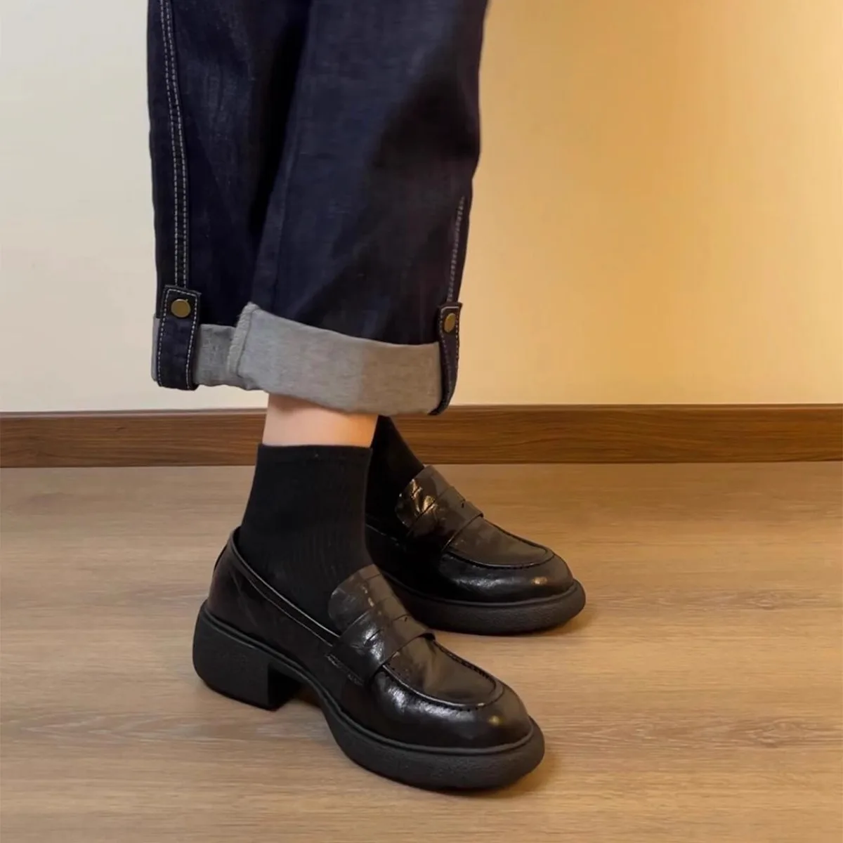 羊皮製厚底ローヒールパンプス：通勤シーンで足に負担をかけない日常スタイル
