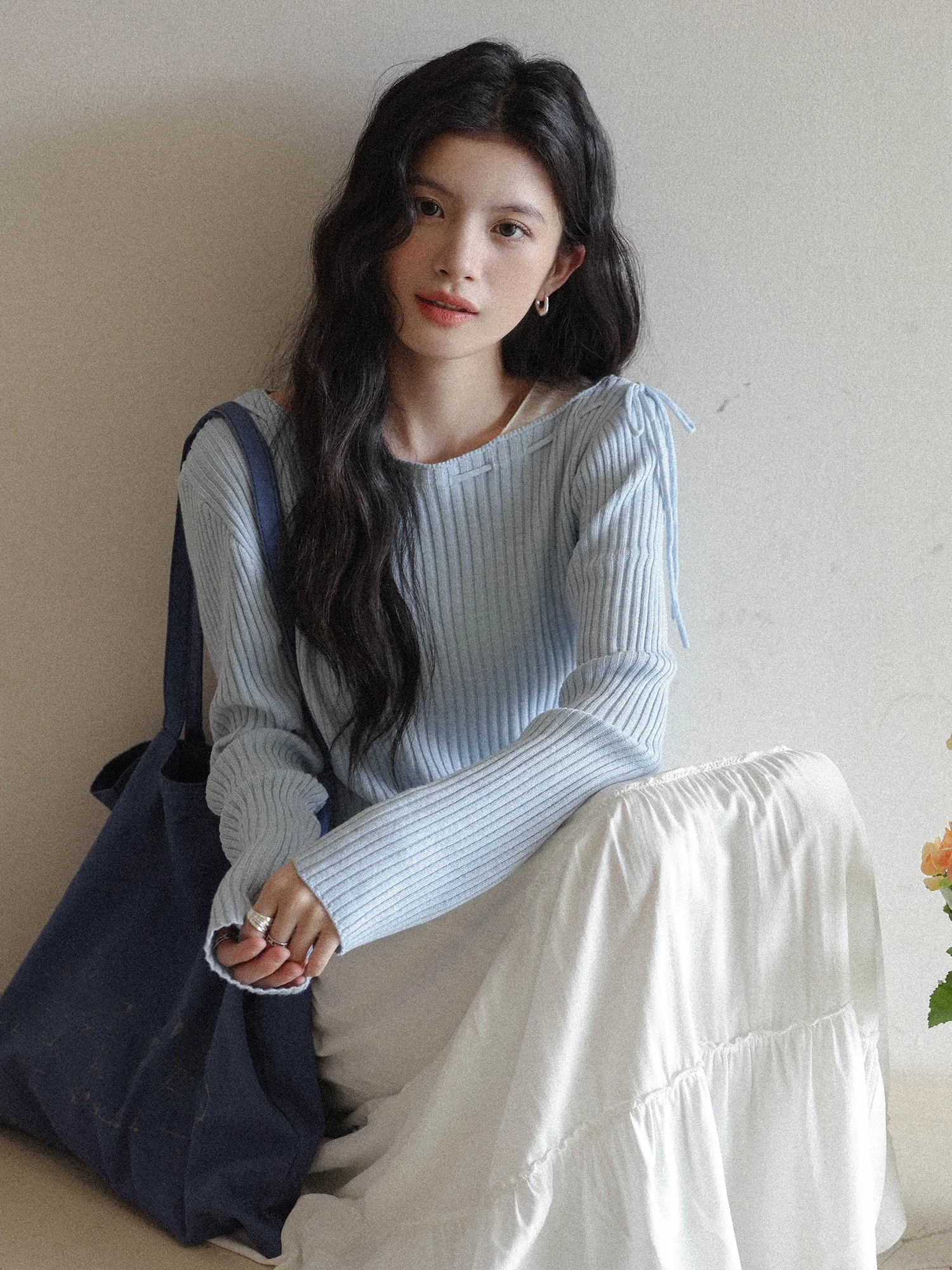 ブルーのリボン付き長袖ニットトップス【春用・薄手・女性用】