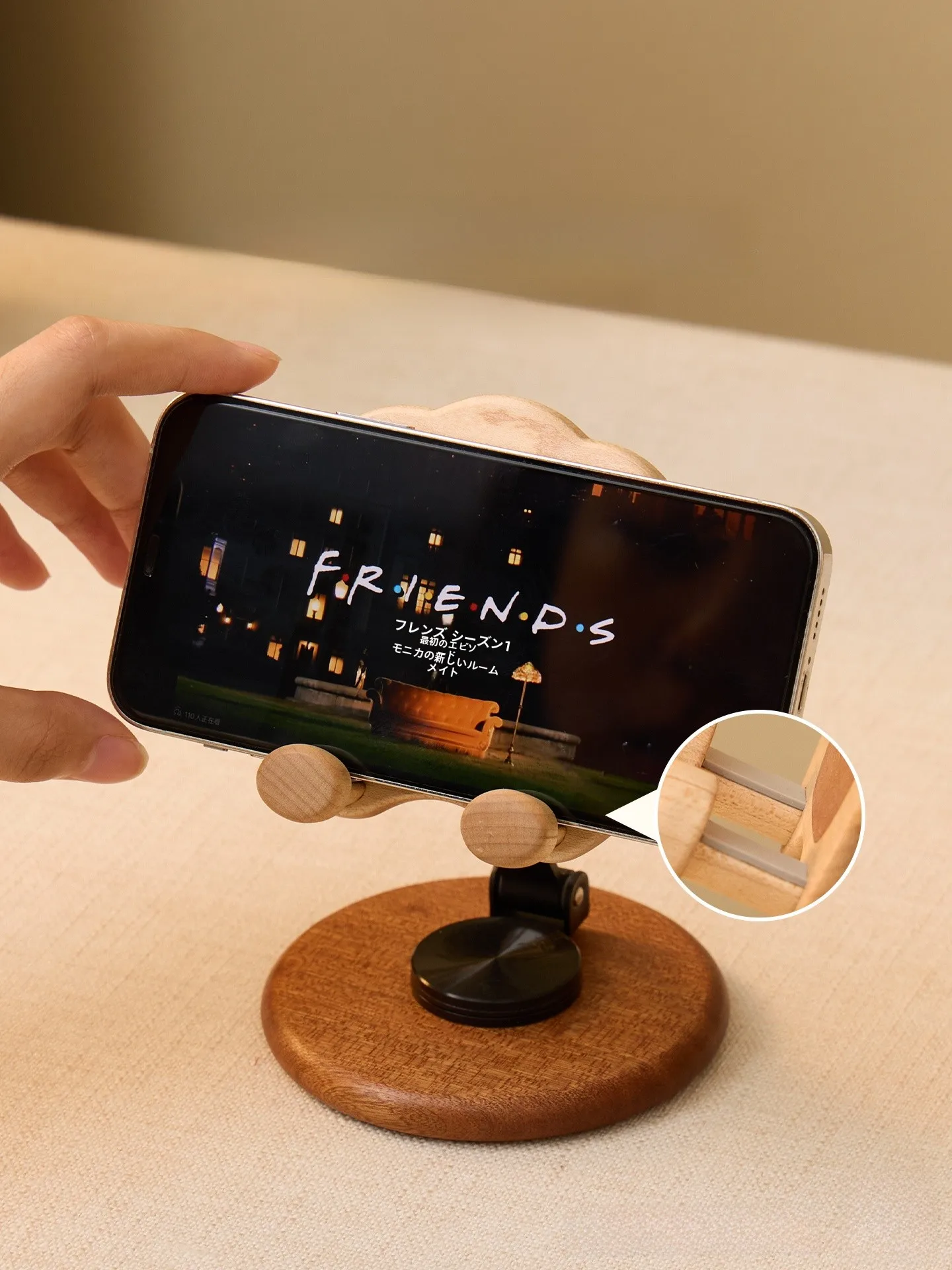 高級天然木製スマートフォンスタンド：デスクに置くことで自然な角度調整が可能