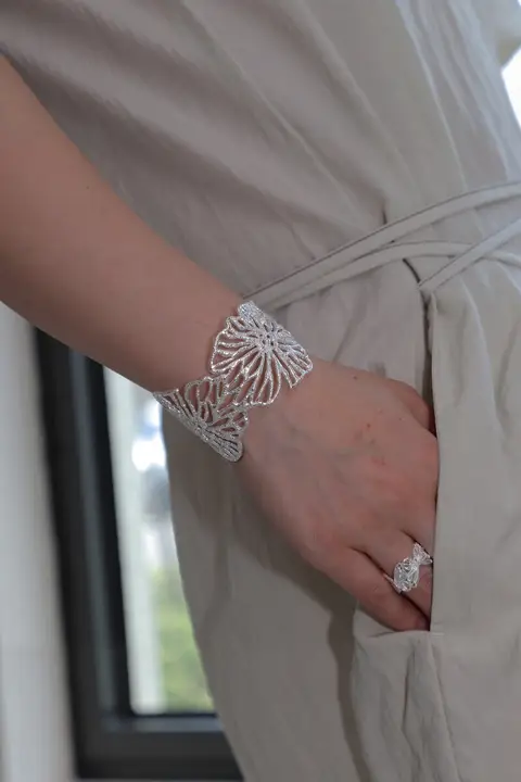 S925純銀製の透かし花モチーフ広幅バングル【調整可能・オープンタイプ】