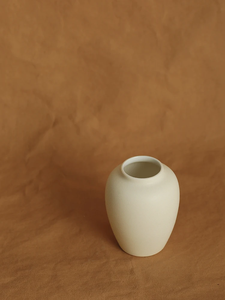 韓国インテリアを再現｜カフェ風部屋の作り方 - 陶器製クリーム色フラワーベースの設計的役割