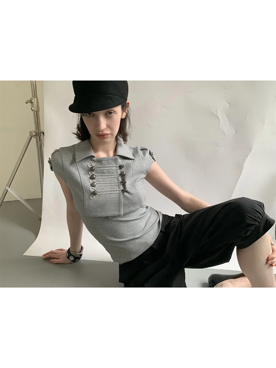 骑士スタイルのダブルブレストショートジャケット：春用セットアップに最適な女性向けスタイル