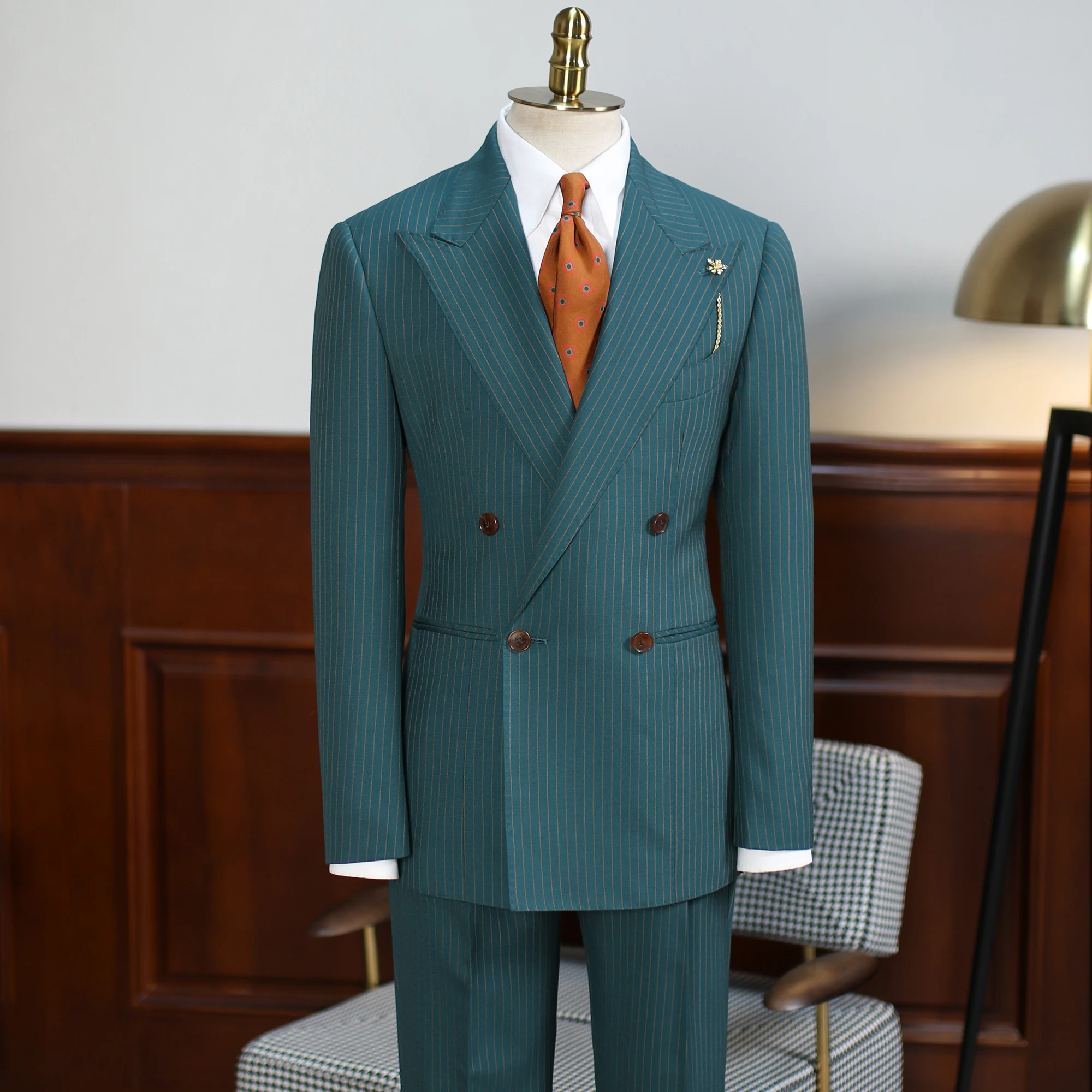 イタリアンスタイルのビンテージ風グリーンストライプダブルブレストスーツ：中古製服販売における価格と状態の判断基準