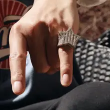 個性的な五角星デザインの男性用リング【ダイヤモンド装飾・煌めく仕上げ・ハイエンド】