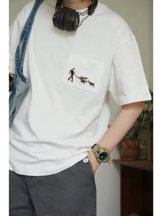 ユニセックス刺繍ポケットTシャツ【クルーネック・カジュアル・ゆったりフィット】