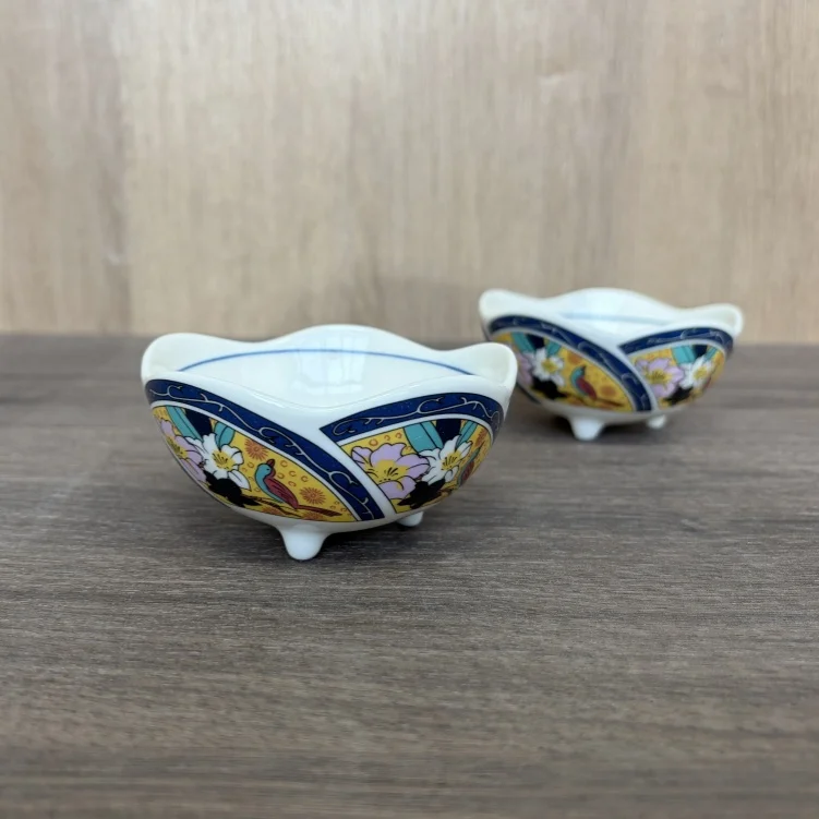 和風レトロ陶器高足小皿：京都と東京の伝統市場で見られる代表的な小物の一つ