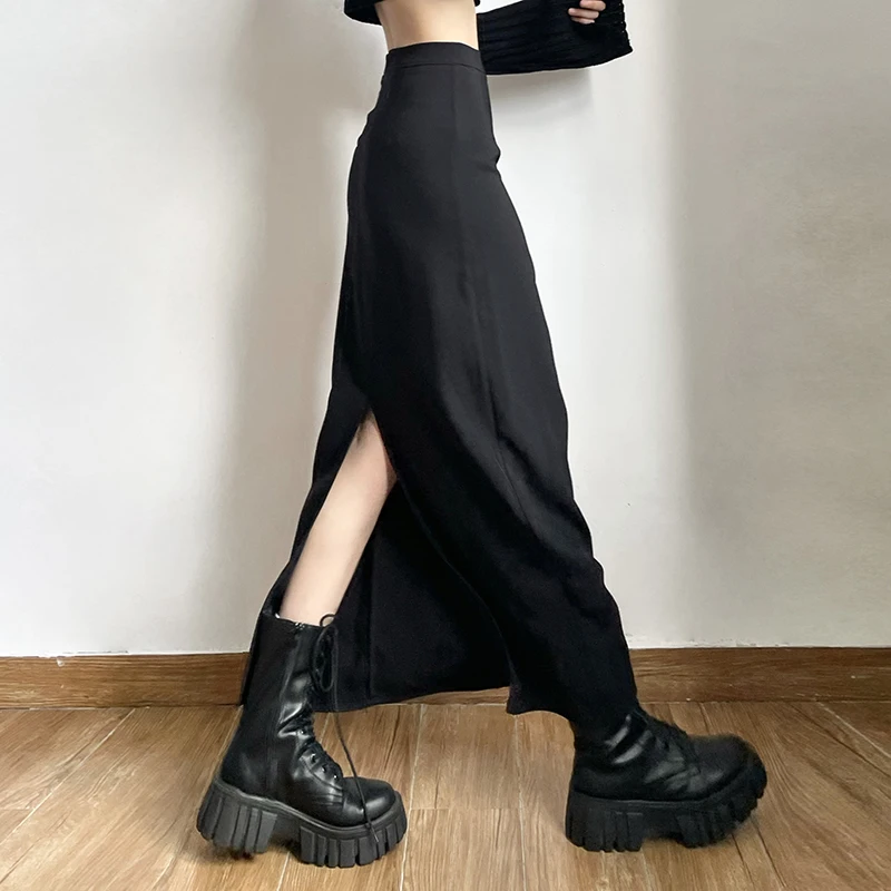 春の黒ロングスカートは、シンプルなAラインが一番？