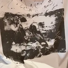 デザイン性のあるワンショルダーゆったりスリム長袖Tシャツ【レトロプリント・秋冬用・女性用】