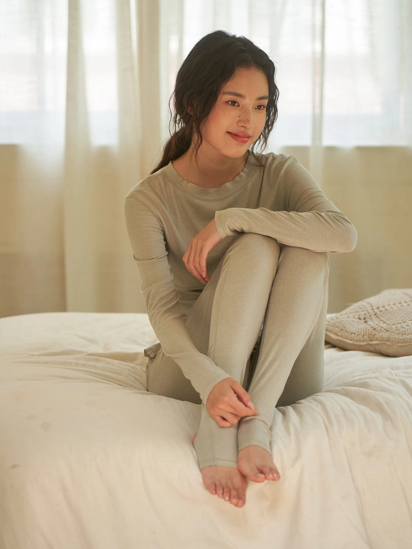 夜間ストレッチで筋肉をリラックス：極上の柔らかさのニット素材睡眠用ウェア