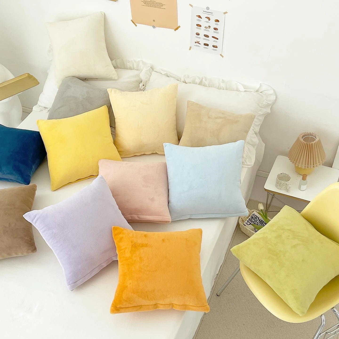 揃えるミニマリスト部屋づくりアイテム｜造花と抱き枕の組み合わせで失敗しないシンプル空間を実現