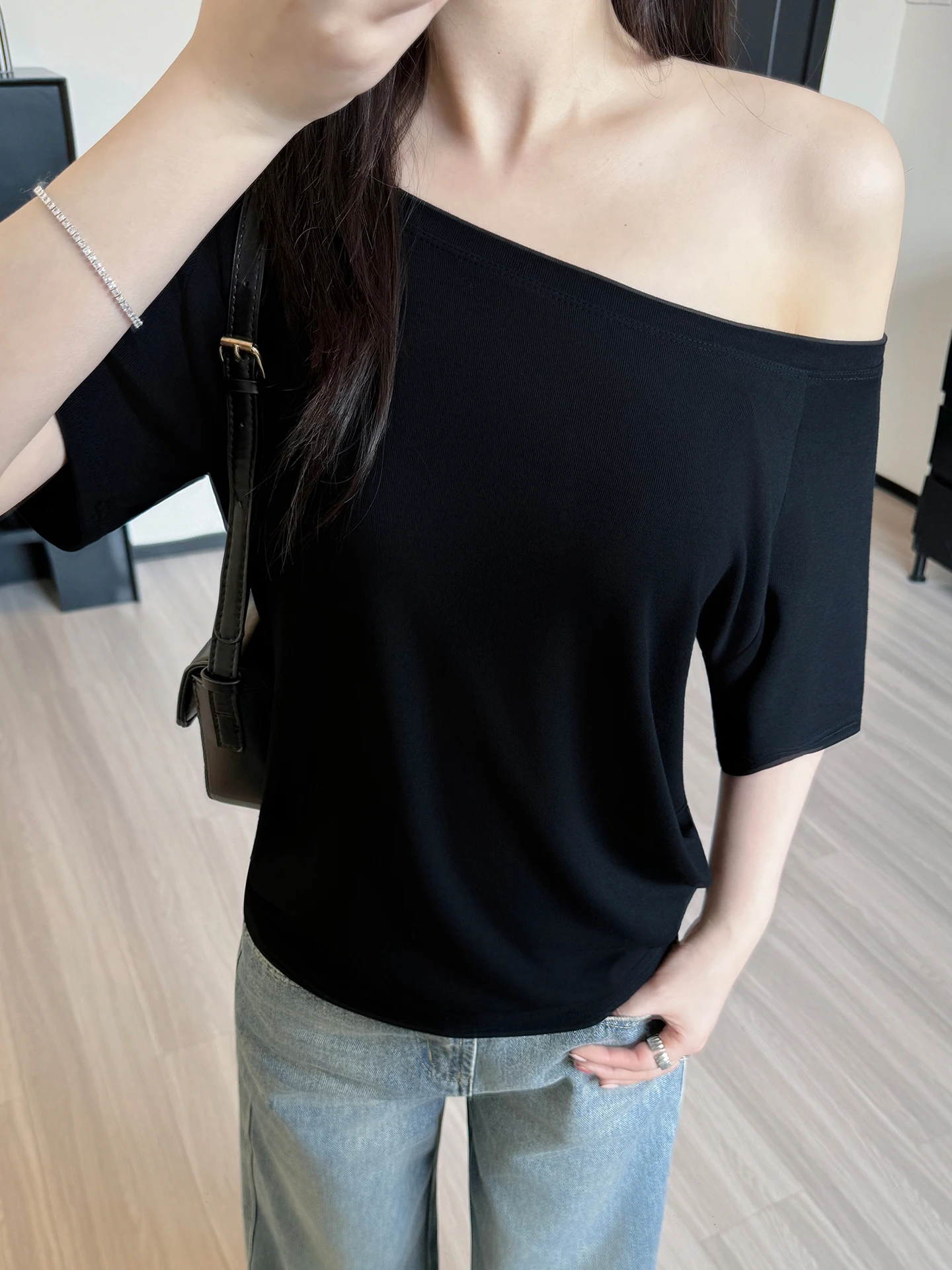 黒のオフショルダー短袖Tシャツ：春夏コーデで体型カバーとデザイン性を実現