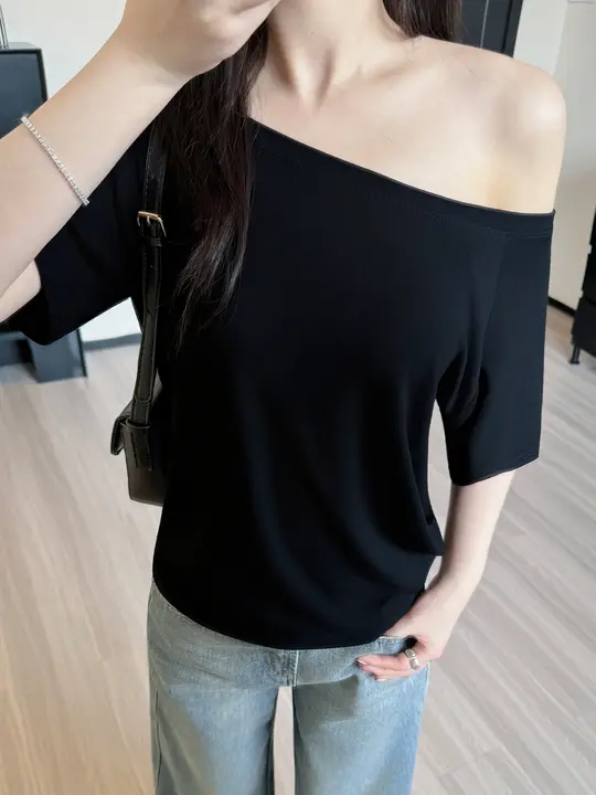 黒のオフショルダー短袖Tシャツ【夏用・ゆったりシルエット・体型カバー・デザイン性あり】