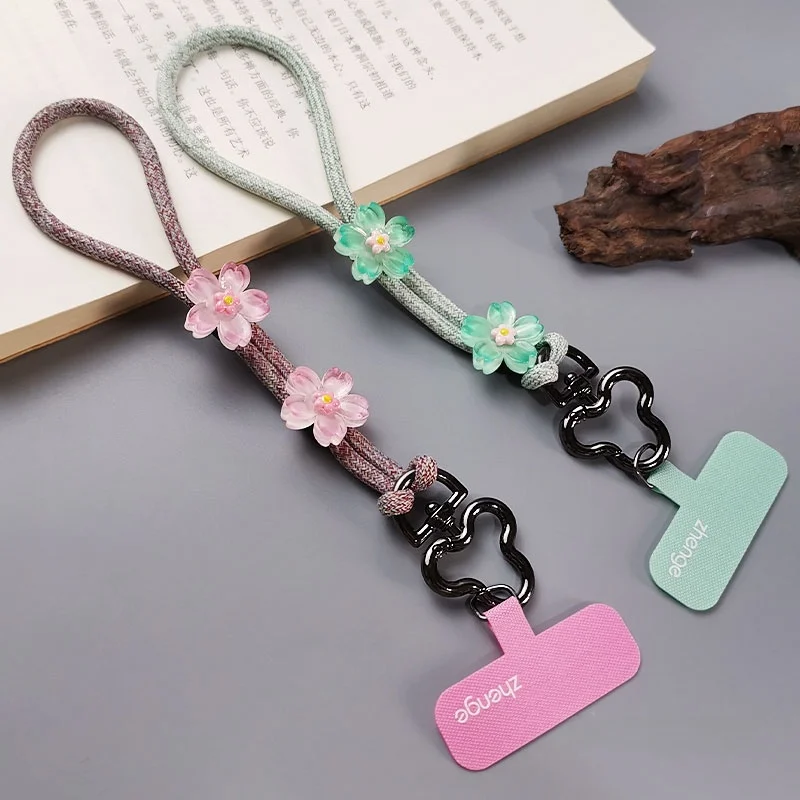 スマホにつけるストラップは、どう選ぶ？桜デザインのニットストラップが通勤・日常で安心を届ける理由