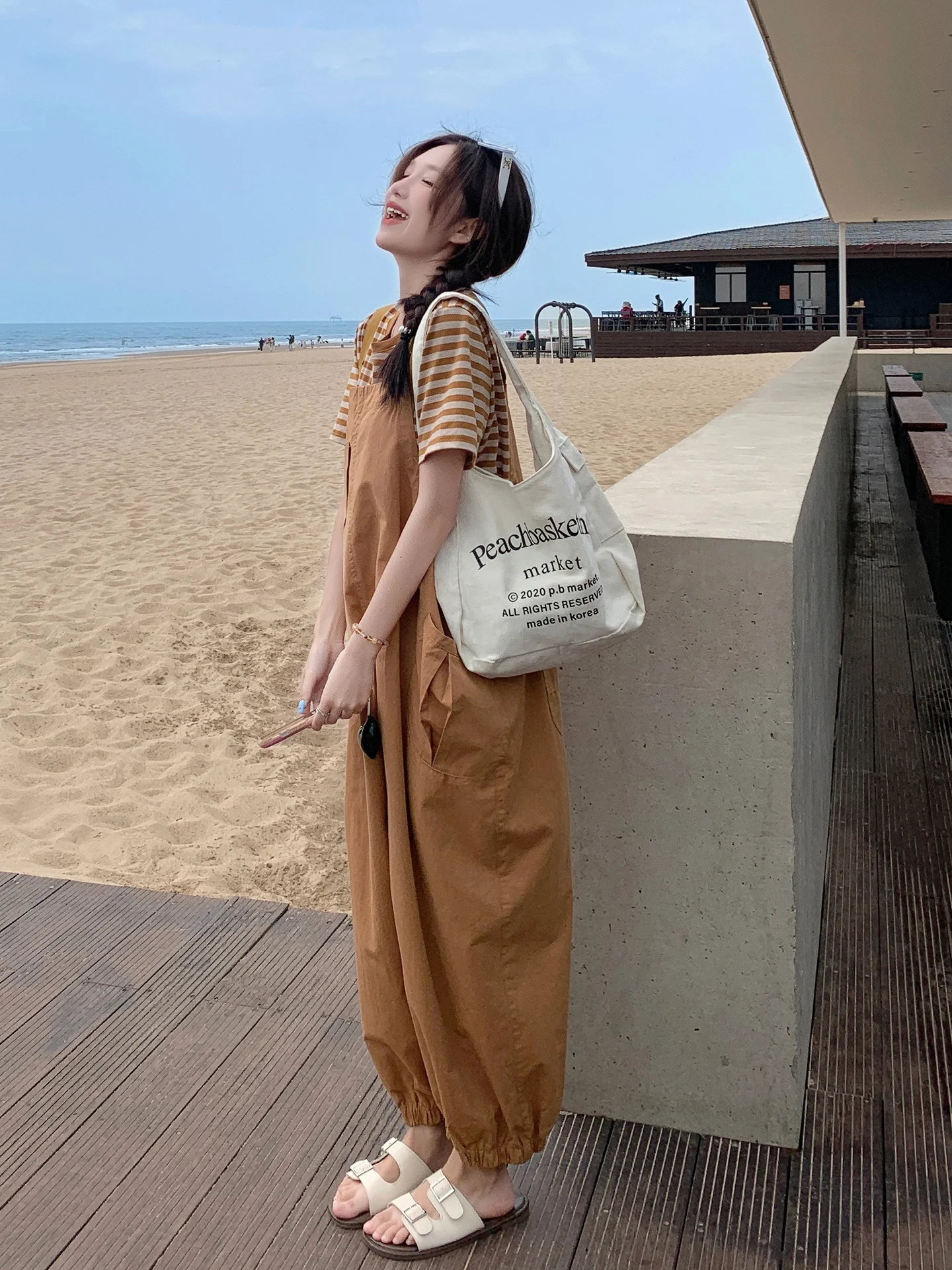 通勤の毎日を、もう少し柔らかくするには？ピンクストライプTシャツとサロペットのセットアップが解決する理由