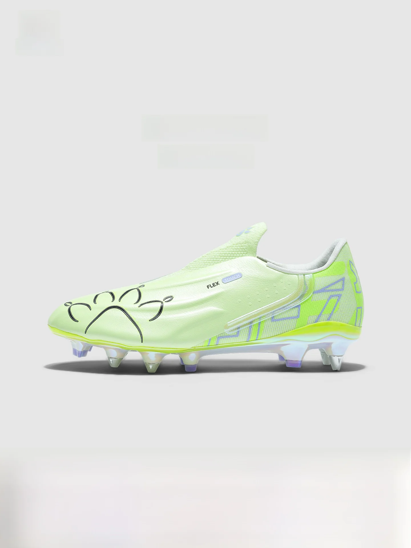 サッカーボツをどう選ぶ？天然芝で活躍するKELMEのトレーニングシューズが本当の価値を教えてくれる