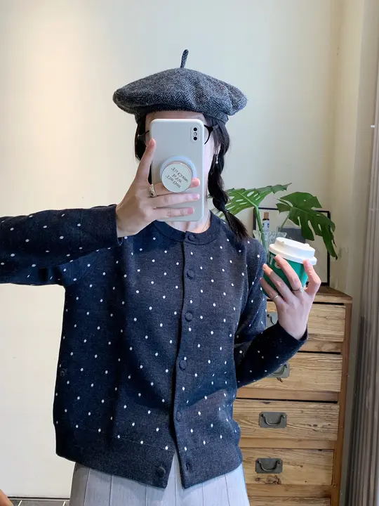 ポルカドットデザインのダブルフェイスウールカーディガン【極上の柔らかさ・防風性・暖かさ】