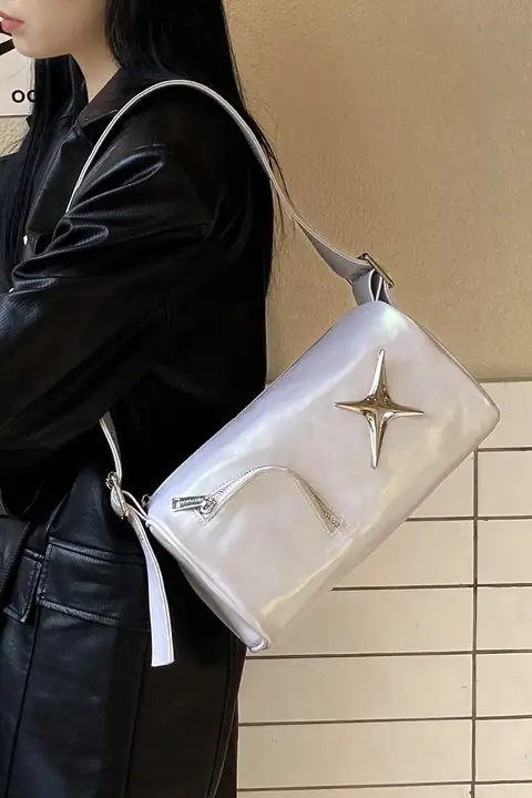 デザイン性の高い小型ショルダーバッグ【シルバー・通勤用・個性的なデザイン】