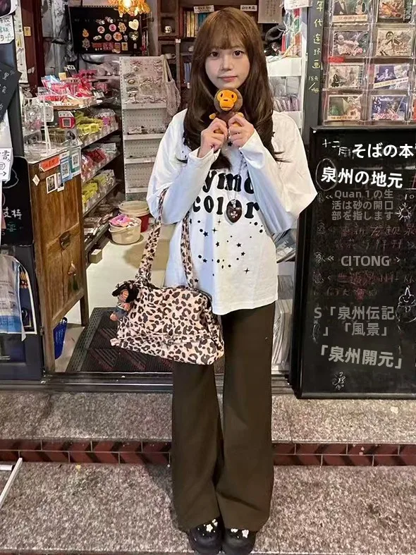 ブラウンスラックスのコーデで迷うなら、この1着が解決する理由は？