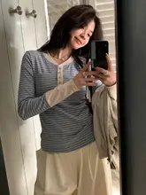 デザイン性のあるボタン付きヘンリーネック長袖Tシャツ【レトロカラーブロック・ストライプ・女性用】