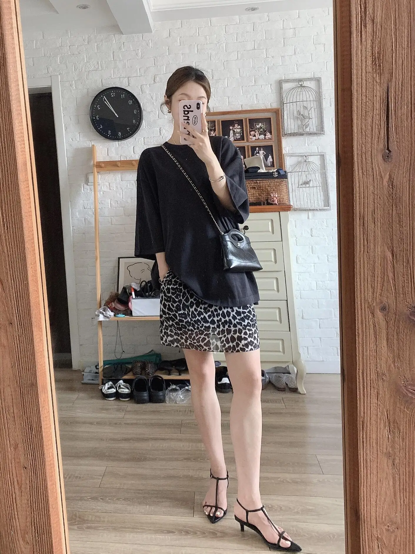 10万円で買えるレディースファッションで悩む20代女子、どう選ぶ？