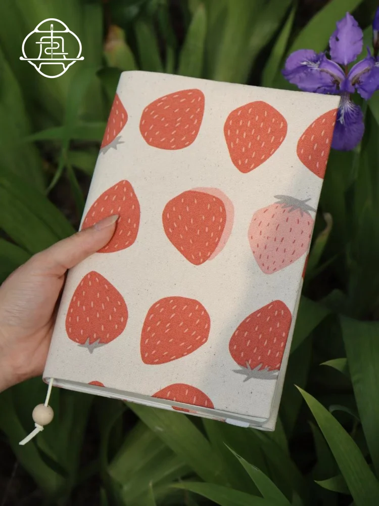 bullet journal にぴったりのノートカバーは？少女心を刺激するいちご柄の布製ブックカバーがおすすめ