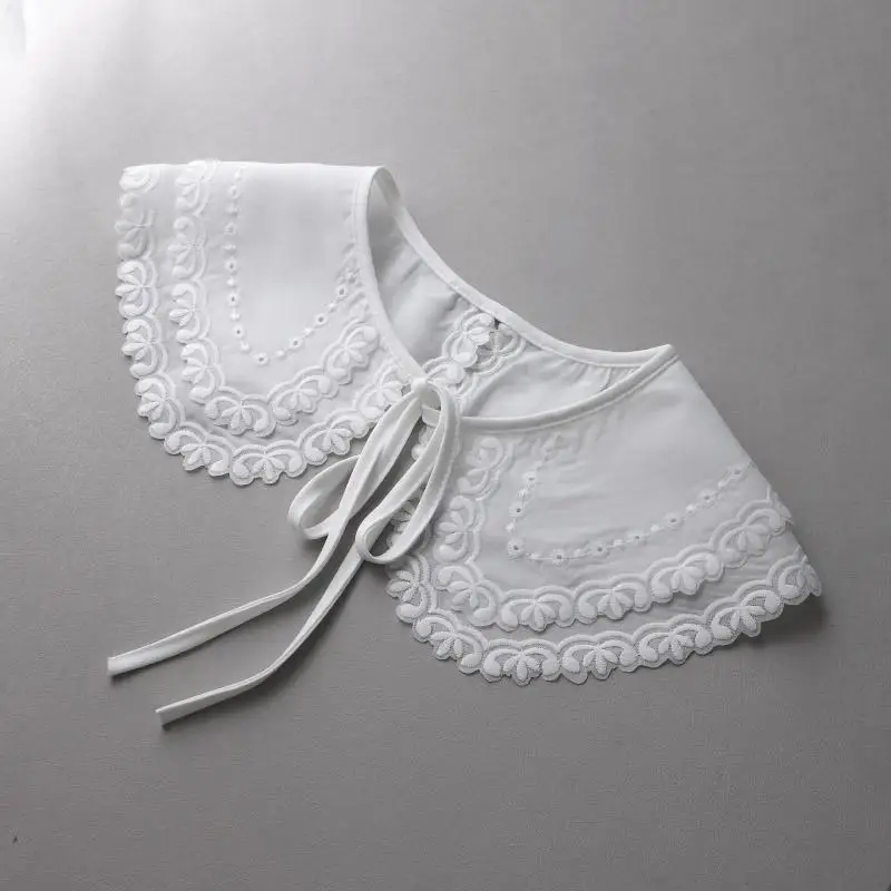 コクーンシャツとしてのレイヤードデザイン花柄刺繍アイテム：大きめラペルと結び紐が実用性を支える