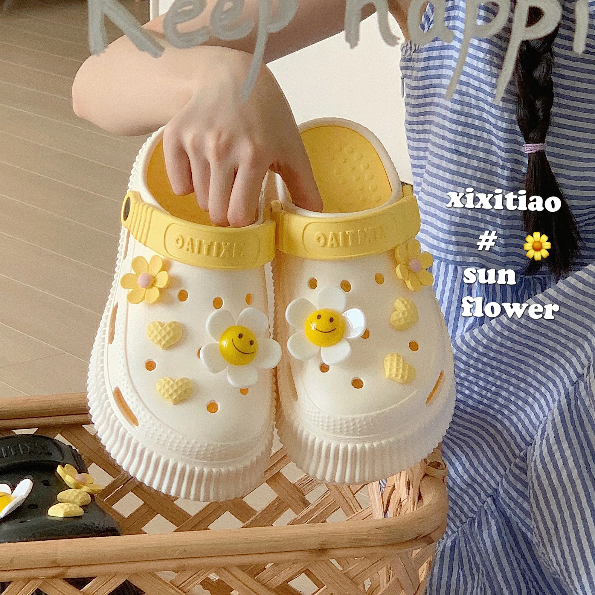 海辺のリゾートにぴったり！サンフラワーデザインの厚底サンダル