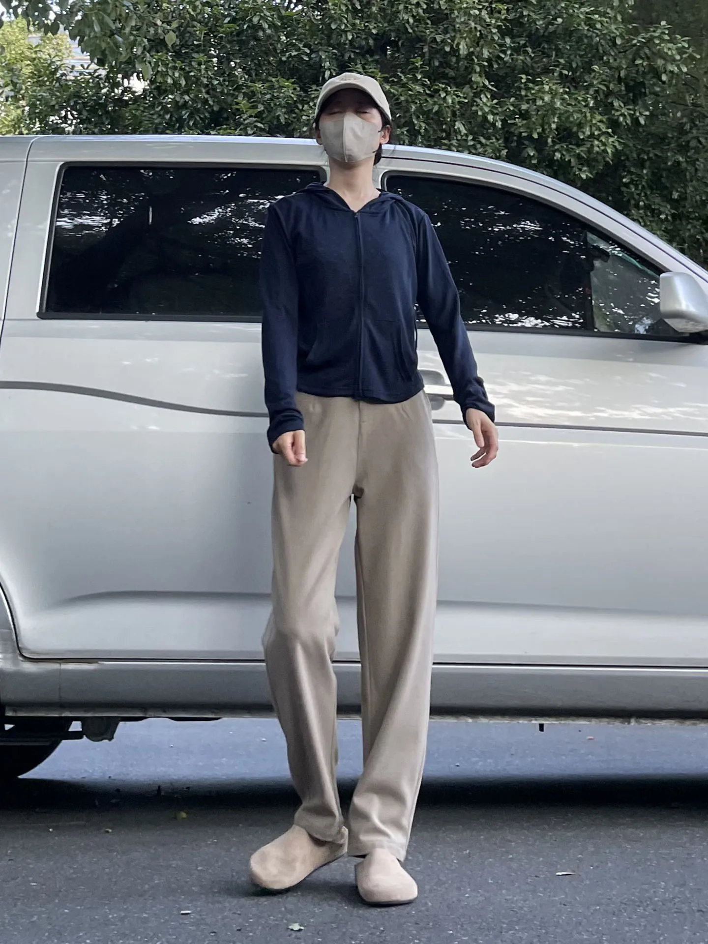 通勤の日常に欠かせない1着は、本当に「カーキ色 パンツ」なのか？