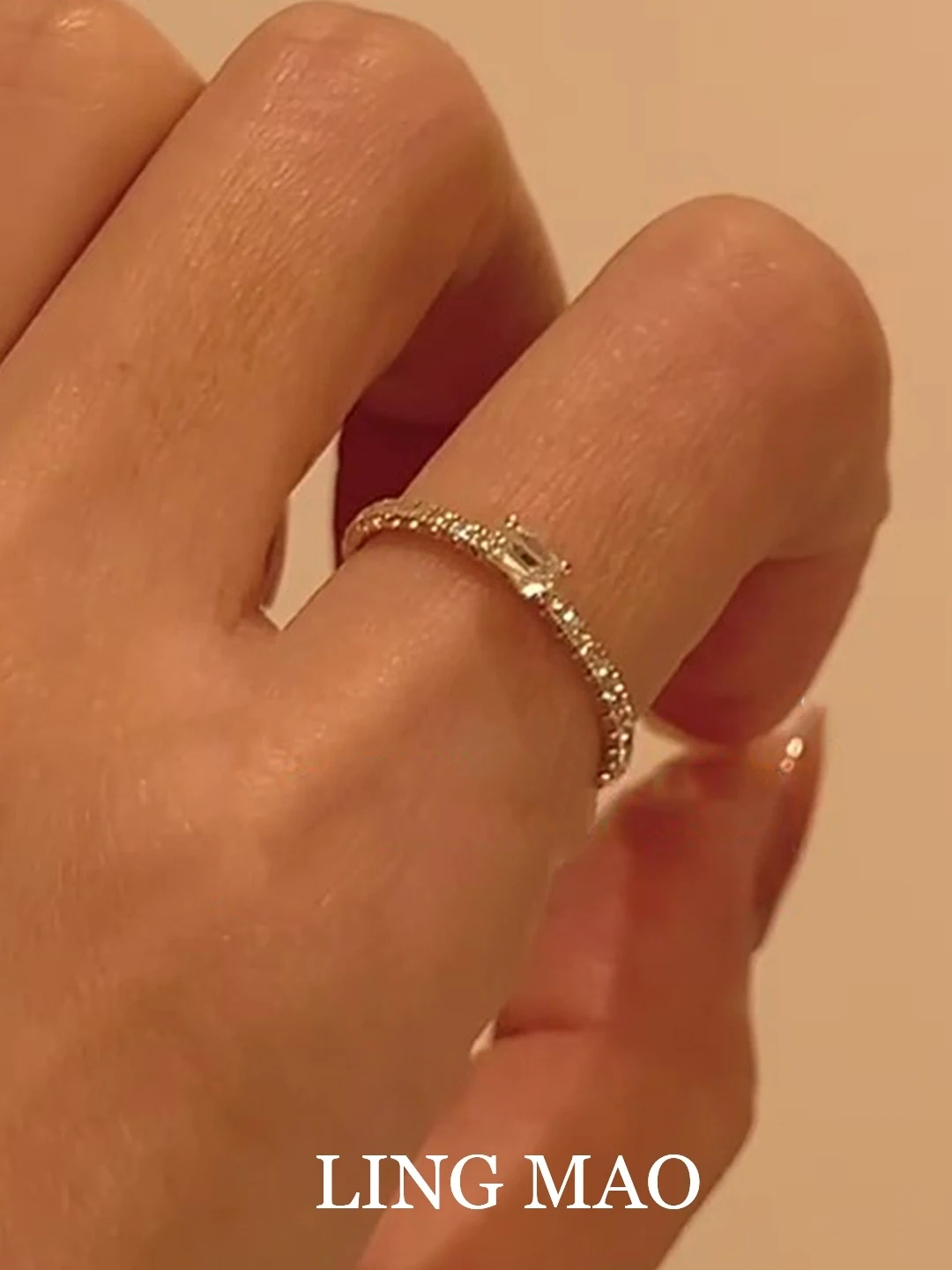 おしゃれな人が選ぶ 結婚指輪：ゴールドのキューブデザインダイヤモンドリングの選び方と実用性