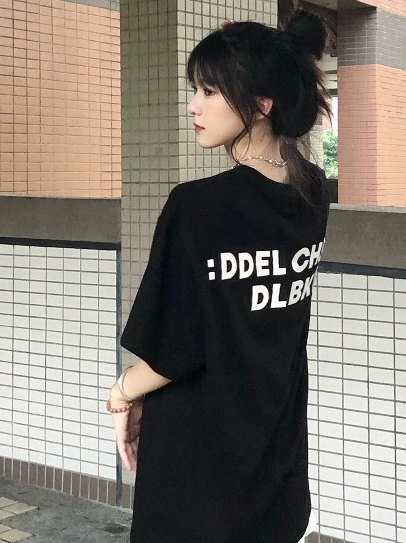 オーバーサイズTシャツを黒で選ぶべき理由は？リアルな着こなしと選び方を解説