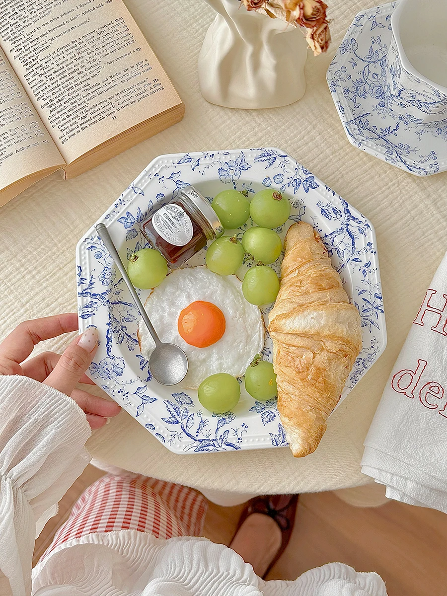 胡桃集市 フランス風 ビンテージブルー模様の陶器製浮彫り皿【スイーツ・朝食用】