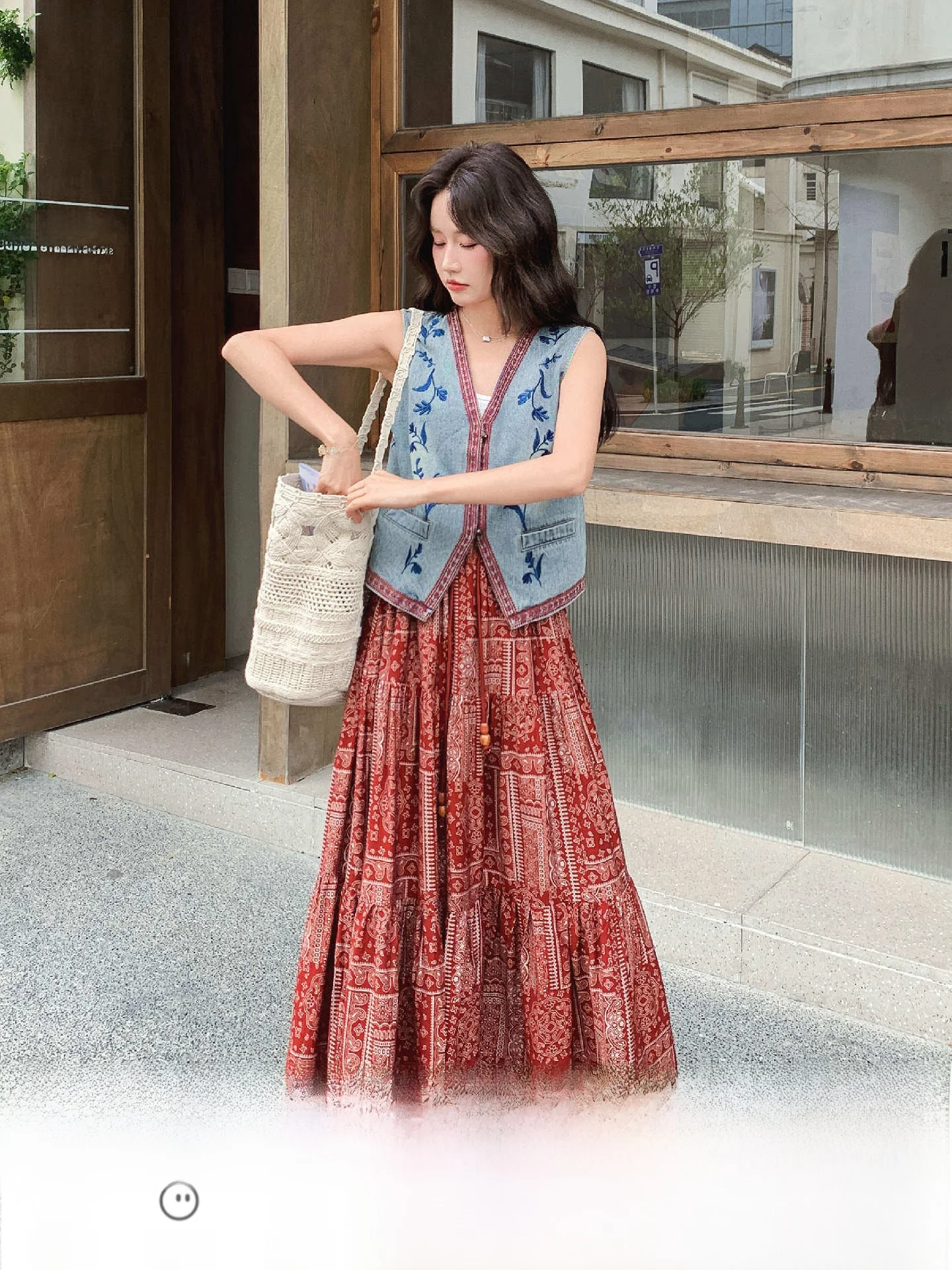 ジレコーデって何？夏のリラックススタイルに欠かせない「復古刺繍ジレ」と「フレアスカート」の組み合わせは、なぜ今注目なのか？