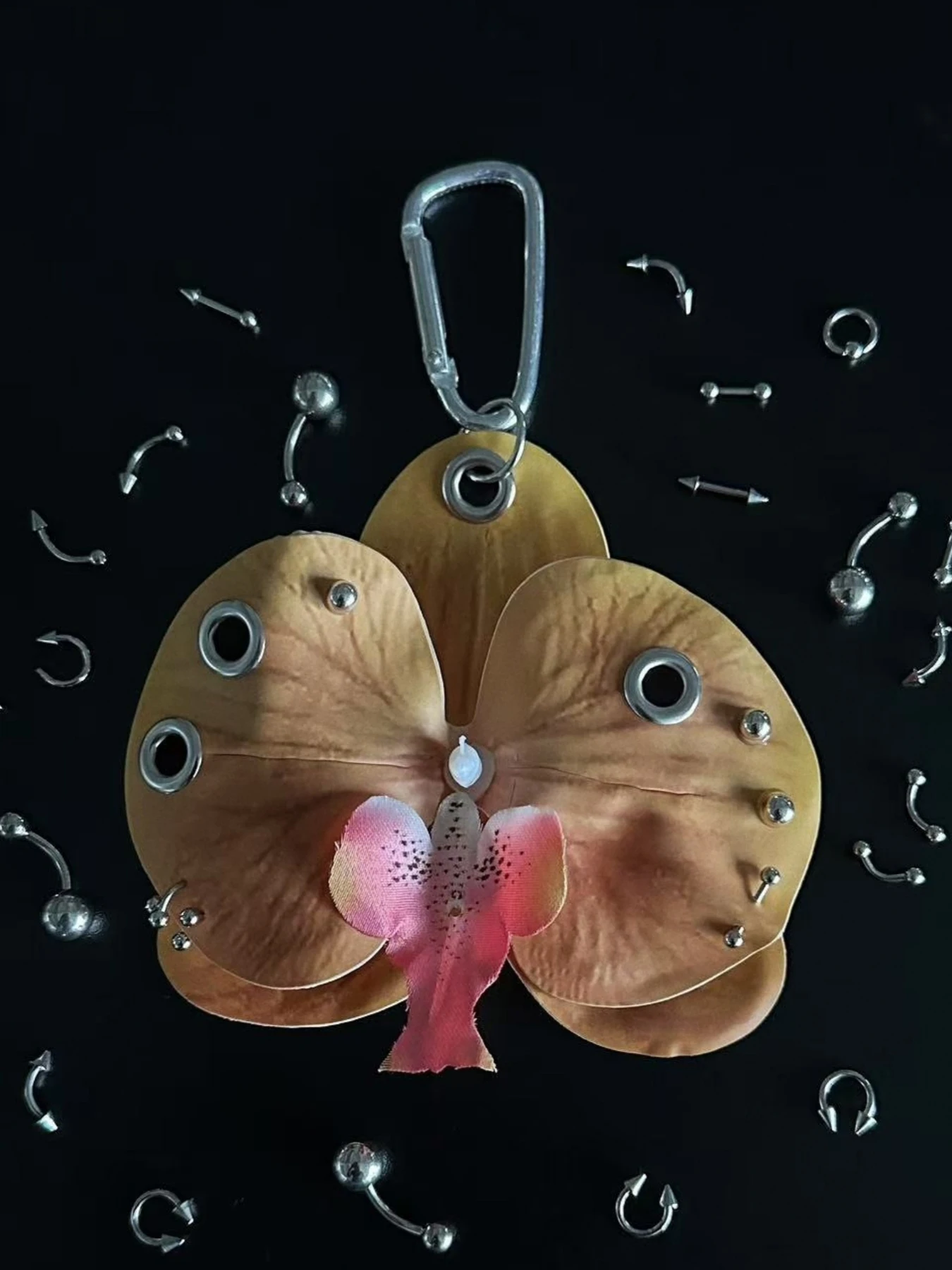 穴あけ不要デザインの花モチーフキーホルダー：手作りでオリジナルを簡単に作れる