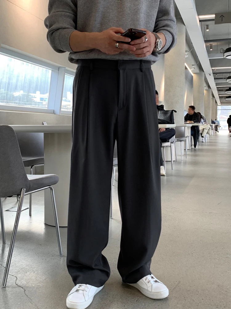 カーキ色のワイドパンツを選ぶべき理由は？実は「動きやすさ」と「季節の変化」に隠れている