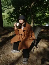 カラメル色のレディーストレンチコート【過膝・秋用・ゆったりシルエット・アウトドア向け】