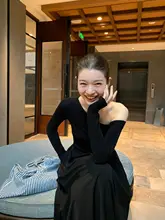 セクシーなオフショルダー長袖ニットワンピース【スリムフィット・斜め肩デザイン】